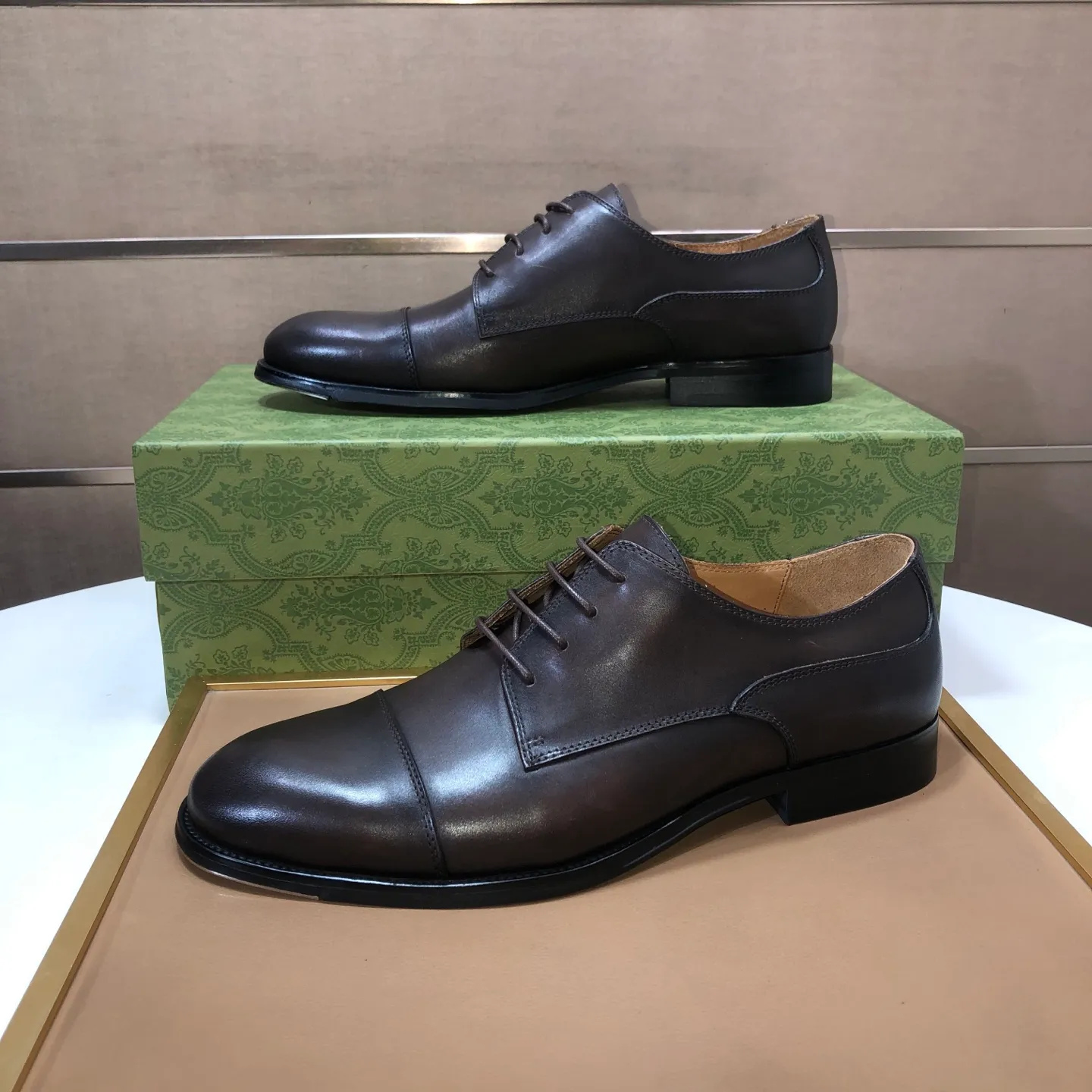 Men's shoes 💰660💰 Brand: GUCCI (Gucci) Standard code: Men's size 38/44 (45/46 can be customized) Grade: Same as the official website Original quality Material: Original cowhide Water-dyed cowhide lining Original rubber outsole Style category: Men's fashionable casual leather shoes Distinguished big-name luxury elements top luxury Color: Actual picture